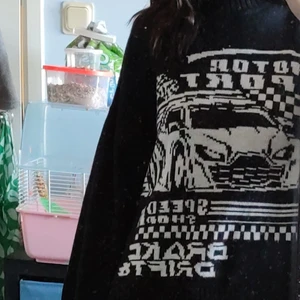 H&M sweater vitt print - Storlek XS men oversized passform, aldrig använd och säljer eftersom den inte kommer till användning samt så tycker jag inte om hur den ser ut på mig.