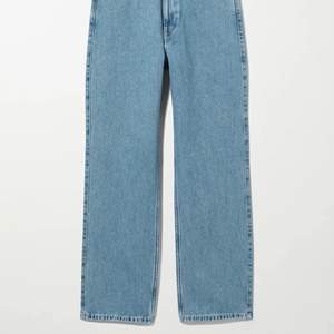 Weekdays populära rowe jeans i färgen skyblue.  Storlek: 25/30, perfekt längd på mig som är 165 cm             Säljer för att de endast har använts ett fåtal gånger!