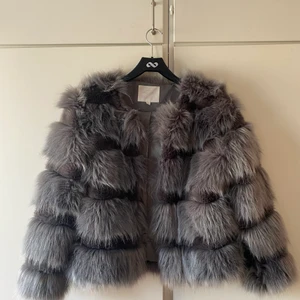 Pälsjacka - Jättefin och mjuk pälsjacka som knappt är använd 