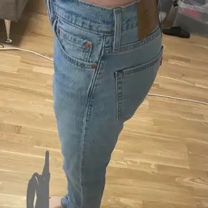 PRIS KAN DISSKUTERAS!!!! Säljer dessa sjukt snygga jeans från levis i modell 511 herr. HELT NYA MED PRISLAPP PÅ. Köpa i mall of scandinavien i levis egna butik. Säljer då det blev försent att lämna tillbaka❤️