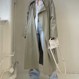 Kappa - (Första bild lånad - likande) Säljer min älskade trenschoat då den inte kommer till användning 💗🌸 nypris: 600kr
