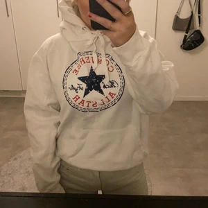 Converse hoodie - Cool converse hoodie (inte säker på att det är äkta), säljer då den knappt kommer till användning. Storlek xl men sitter som en oversized hoodie på mig som brukar ha s-m i tjocktröjor så den är rätt liten i storleken💗 köparen betalar frakt på 66kr