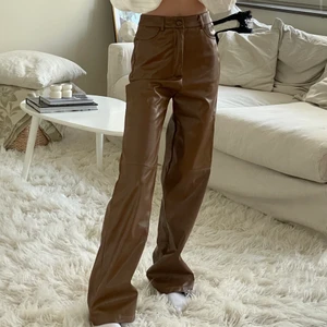 PU-läderbyxor - Galet snygga bruna pu-läderbyxor i storlek xs. Kommer tyvärr aldrig till användning. Perfekt skick!💫💌🤍Samfraktar!!