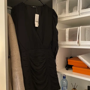 Klänning - Skitsnygg oanvänd klänning som sitter som en smack. Nypris 399;-