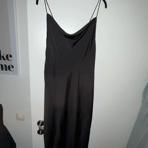 Balklänning från Samsoe Samsoe  - Säljer min älskade satin klänning från Samsoe Samsoe i modellen ”Apples dress” i stl L. Passar mig bra som är en M vanligtvis & perfekt längd för mig som är 172 cm. Man kan anpassa längden bra om man vill ha den kortare genom att justera i midjan. Nypris: 1800kr. Mitt pris: 800kr. Aldrig använd & i toppen skick. 