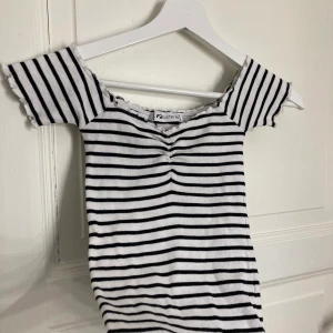 Sommar tröja💗 - Säljer nu super gullig sommar tröja i st xs. Aldrig använt och därmed i superbra skick💗