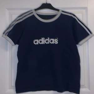 Retro adidas t shirt - Väl använd men ändå i bra skick, lite sprucken i loggan. Är lite tajtare i modellen