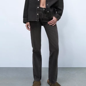 Zara Jeans - Säljer mina svarta Zara jeans i mid. Använda i gott skick, inga defekter eller liknande 🥰  säljer pga får ingen användning av dom. ❤️