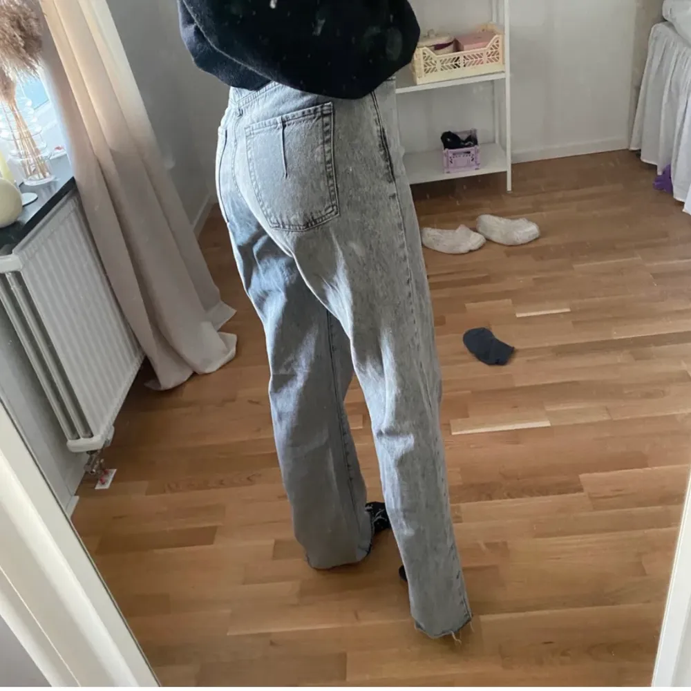 (lånade bilder) Zara jeans som köptes för lite mer än 200 kr. Dom var för långa för mig som är väldigt kort. Skriv för mer bilder!💕. Jeans & Byxor.