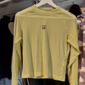 Genomskinlig Fila topp - Fin, limegrön topp från Fila. Knappt använd! Storlek: M (Djur finns I hemmet) 60 kr exklusive frakt.