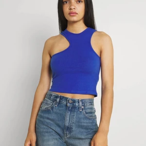 blått/svart linne/topp - Säljer oanvända linnen ifårn monki i storlek xs! Stretchiga och passar xxs-s.Har både svart och blå men osäker på om jag vill sälja båda☺️ skriv för egna bilder 