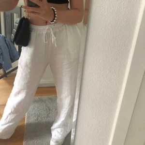 Linnebyxor - Jättefina linnebyxor som inte kommer till användning längre! Nästan helt nya. Passar mig som är s men även m beroende hur man vill dom ska sitta💓 Går att ha både låg och högmidjade 