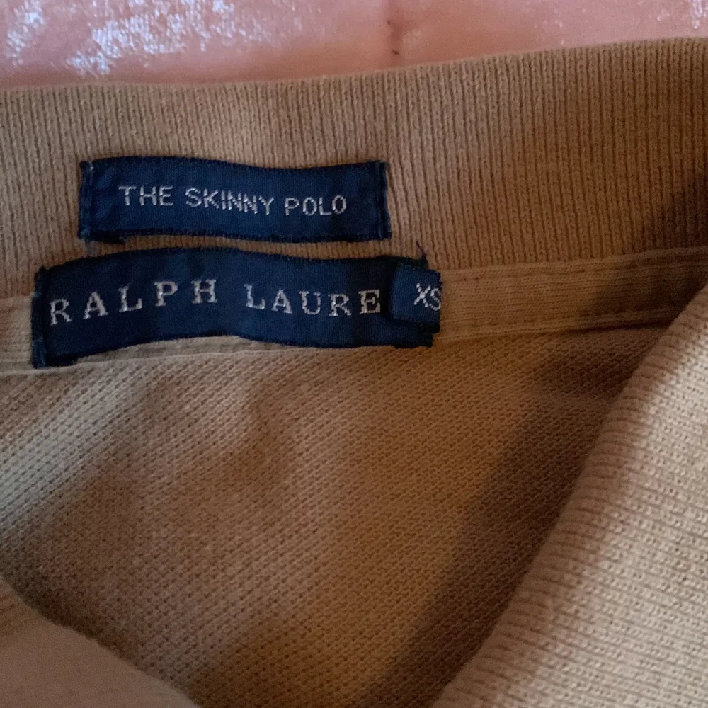 En beige/brun Ralph Lauren piké i Xs till Salu! Priset + frakt 📦 . T-shirts.