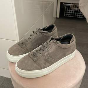 Gråa Ariga sneakers, säljer då de inte passar min stil längre. I använt skick men fortfarande fina, väldigt vita rena sulor från sånhår shoe paint som man har för vita sulor. 