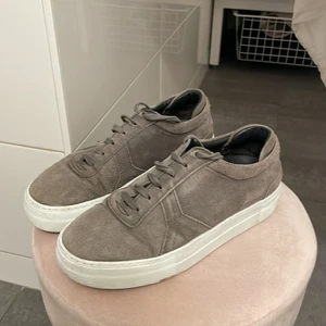 Arigato skor - Gråa Ariga sneakers, säljer då de inte passar min stil längre. I använt skick men fortfarande fina, väldigt vita rena sulor från sånhår shoe paint som man har för vita sulor. 
