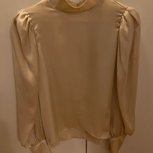 Blus  - Superfin champagnefärgad blus från Gina Tricot. Stl. 36. Använd en gång så som ny. 