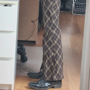 Flares, Vero Moda 38 - Cond 7/10 använda. Feta flares i gött mönster, storleken är nog dam 38, men de sitter fint på mig (180cm/70kg) då materialet är mycket stretchigt. Bara att skriva för mer info/bilder 