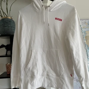 Levis hoodie - Vit Levis hoodie i storlek xs. Paket skickas samma dag som betalning är mottagen. Vid frågor vänligen kontakta via meddelande.