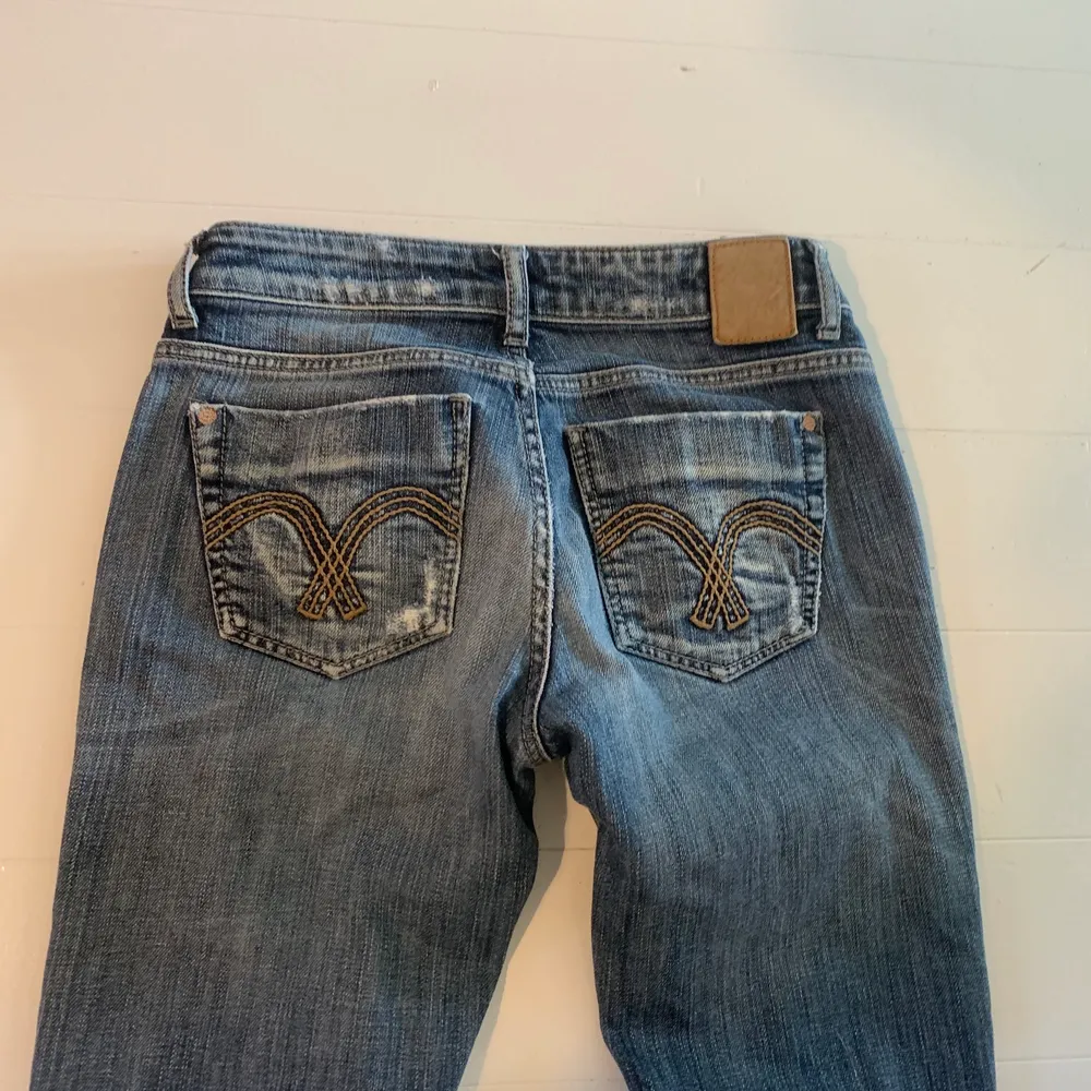 Super snygga lågmidjade jeans!! 😍 Vet tyvärr inte märket. Köparen står för frakt. 📦 Jag är 169 cm. Strl 34/36. Jeans & Byxor.