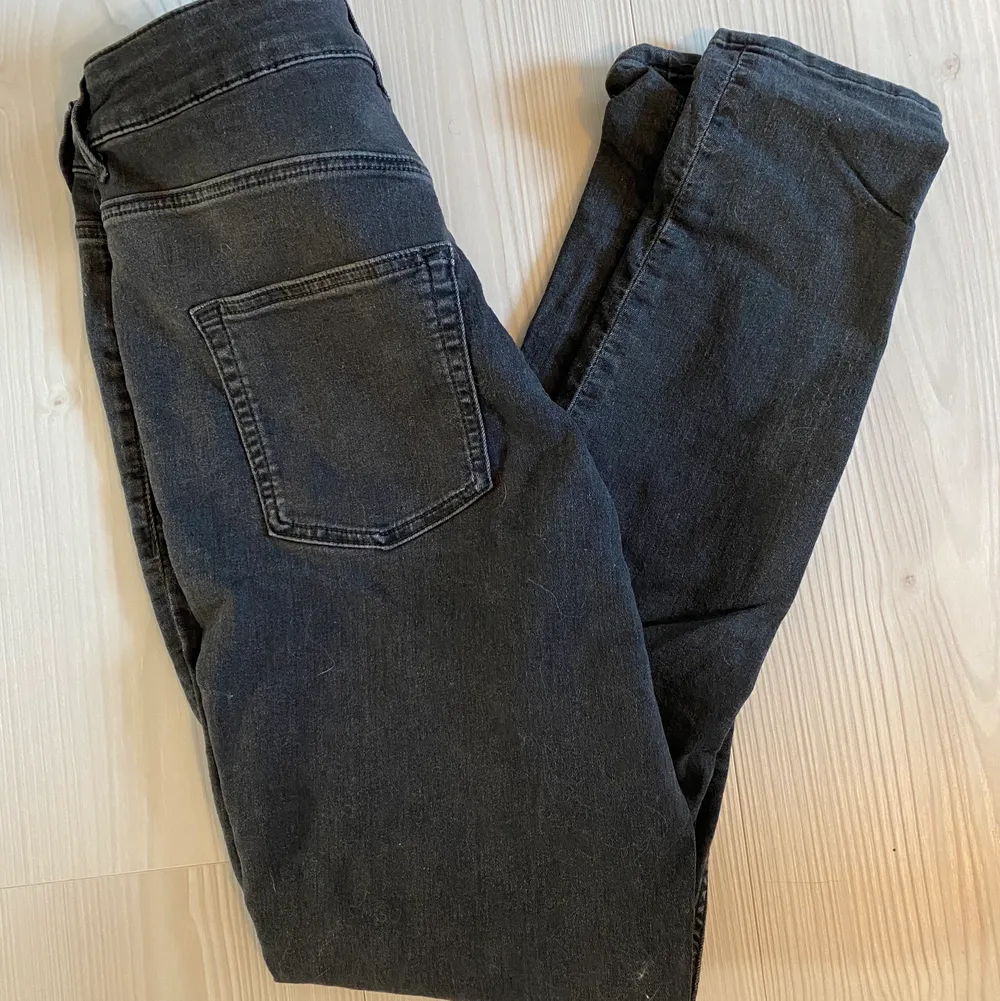 Jeans från cheap monday, mjuka och i en gråaktig färg (inte urtvättade). Köparen står för frakt. . Jeans & Byxor.