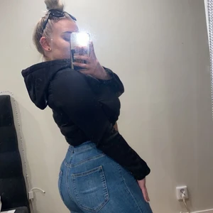 Cropped vårjacka  - Säljer min supersnygga vårjacka från zara pga att den har blivit för liten för mig. Jackan är endast använd ett par veckor och är i toppenskick. ✨ Tveka inte att höra av dig ifall du har fler frågor, köparen står för frakten 💕