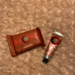 Body shop tvål och handkräm.  - En jordgubbshandkräm och jordgubbstvål från The body shop.Två saker från The body shop.Jag har aldrig använt något av de❤️(Köparen står för frakten)