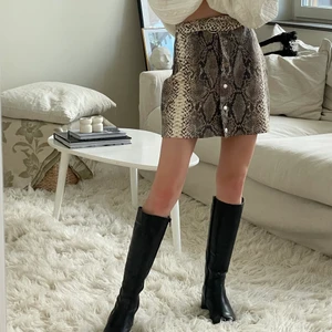 Kjol i ormprint - 34 - Kjol i ormprint från Missguided i storlek 34