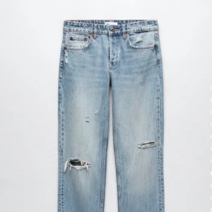 Blåa Mid Rise straight leg  - jätte jätte fina blåa byxor med snygga hål från zara, längden är perfekt för alla upp till 175!! Säljer då dom tyvärr ej passade i midjan!💗🙌🏽