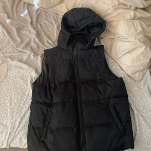 Väst budning från 150kr - Är lite osäker om jag vill sälja denna eller inte så gör en budning så får vi se. Denna väst är jätte fin men eftersom jag fått en annan jag gillar mer så har jag inte användt denna. Den är som nyskick och har fickor. Den är lite liten i storleken så passar även S.