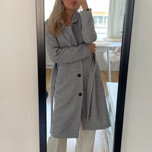 Vår kappa - Supersnygg kappa, perfekt i vår. Jättebra skick och material. Varm och stilren Pris kan diskuteras 