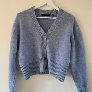 Blå stickad tröja💙 - Söt stickad tröja från Kappahl, säljer för 60kr + frakt, frakten bestäms i dm’s, storlek S