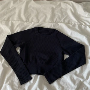 Soc träningstopp.  - En tränningstopp i märket ”SOC”. perfekt skick, inga alls problem eller något liknande. Den är stretchig o skön. Ord pris: 399, ett väldigt väldigt billigt pris gemfört med ord priset. Använd 2-5 ggr. Inte intresserad av den längre! Passa på så bra pris!!😊😊😊😊