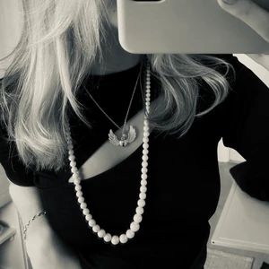 Halsband - Finaste halsbandet som jag köpt på en marknad i Spanien. Kommer inte till användning, silver imitation så ej äkta silver. Går att justera efter egen storlek bak. Ej rostig! Fraktar för 13kr som brev. ❤️‍🔥❤️‍🔥❤️‍🔥