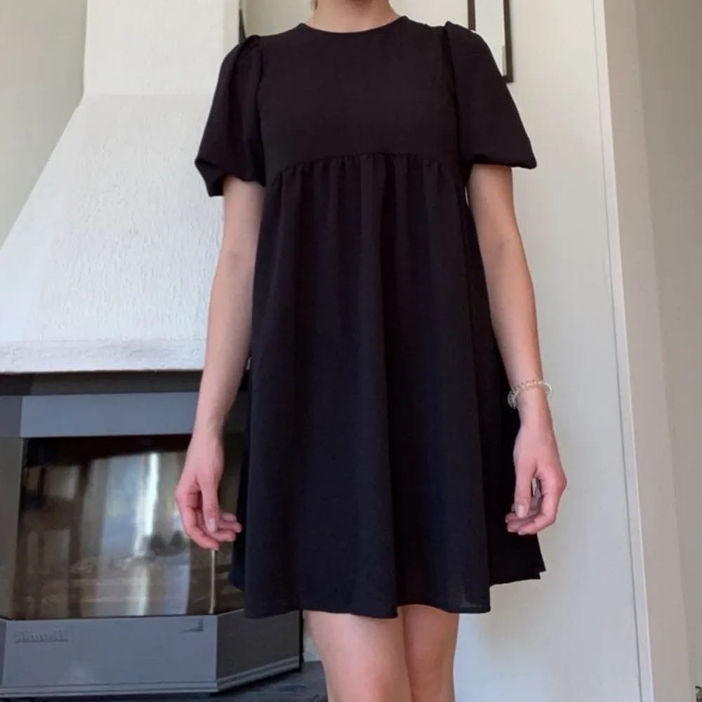 Säljer min svarta smockklänning då jag har en liknande. Perfekt nu till våren och sommaren❣️☀️ . Klänningar.