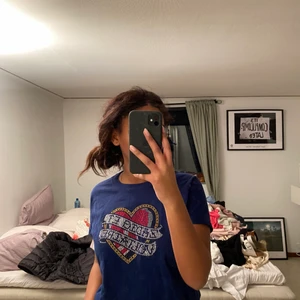 Zadig t shirt  - Säljer en riktigt fin tröja från Zadig som är använd endast en gång 🔥❤️🔥❤️