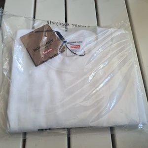 Supreme x Burberry box logo tshirt - Supreme x Burberry box logo tshirt. Size small                pris kan diskuteras