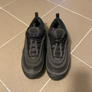 Air Max 97 - Air Max 97 svarta, använt under en sommar, bra skick. Nypris ligger just nu på runt 1899kr. Vid frågor och funderingar är det bara att höra av sig!