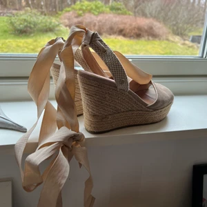 Uggs klackar - Kilklackar från UGG! Storlek 38. Band man knyter på vaden. 