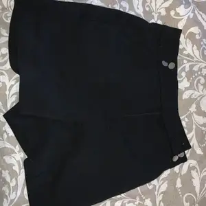 Fina helt svarta shorts som är i samma material som de flesta fin byxor (köpare betalar frakt)
