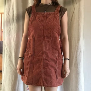 Jeansklänning Urban Outfitters - Jättefin rosa klänning från Urban Outfitters i storlek S🚨🚨🚨🤘🏻