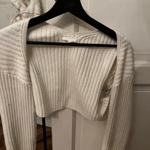 Tröja  - Kort tröja med långa ärmar, skön och tjock så inte ”billig” i tyget!💖 storlek s.