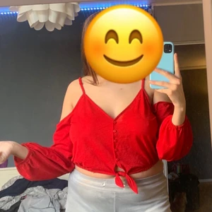 Fin tröja - Säljer då den aldrig kommer till användning jätte fin o skön o ha till våren o sommaren. Den är nästan som i nyskick den är i storlek M men hade även passat på S☺️