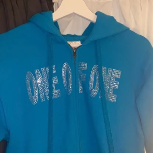 One of one kofta - Säljer nu min äkta one of one kofta som jag köpte här på Plick, såå cool men använder inte längre och därav säljer jag den💗💗 Den är i nyskick och finns inga defekter, nypris kostar den 1000, buda eller köp direkt för 600+frakt⚡️⚡️⚡️