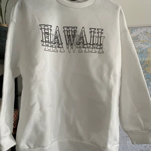 Vit collegetröja  - Vit sweatshirt/crewneck i väldigt bra skick. Endast använd någon enstaka gång. Inga tecken på användning finns. Paket skickas samma dag som betalning är mottagen. Vid frågor vänligen kontakta via meddelande.