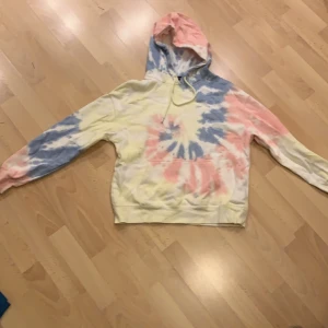 Hoodie M - Denna tröja passar inte min stil längre, den är köpt på new yorker för ca två år sen. Den har några svarta fläckar men om man gnuggar med vanish går dom nog bort! I tröjan står det L men den passar bättre som M då new yorker är ganska duktiga på att sätta fel storlekar. Snöre sitter i luvan!