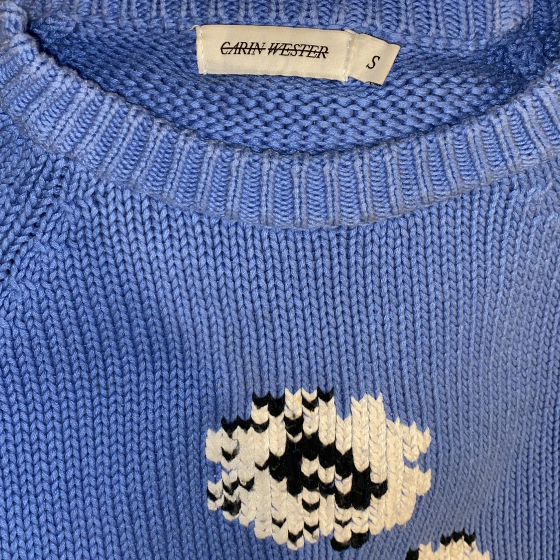 Blå stickad tröja med blommor - 91