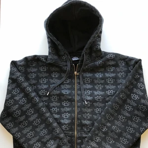 De Palma hoodie - Säljer De Palma los angeles hoodie för 399kr. Storlek M sitter som s/m. Cash is King men också swish, står ej för frakt. Möts i Stockholm