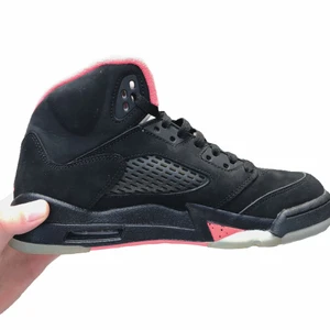 Jordan 5 - Retro jordan 5’s i rosa och svart. De är sparsamt använda men sulorna har blivit smått gula efter tiden. Köpta på sneakershyllan i gbg:) Ingen låda medföljer. Kan sälja billigare vid snabb affär :)