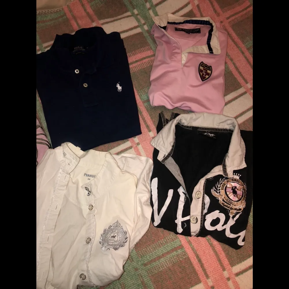 Olika märkes polotröjor (för ridfolket antar jag) Hv Polo, Ralph lauren, pikéur, crw, kingsland. 1 tröja för 99kr, alla för 600kr.  . Tröjor & Koftor.