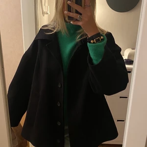 Kort kappa - Säljer denna svarta korta kappa. Använder inte längre så hoppas nån annan får mer användning utav den. Storlek 36, men passar allt från 34-40 beroende på hur du vill att den ska sitta. Jag bär vanligtvis 36 eller 38💘